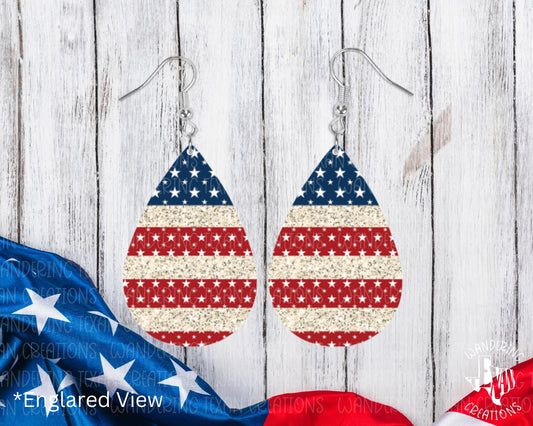 Featuring a playful design of the USA flag with a glittery effect, these earrings are perfect for showing off your patriotic pride on Independence Day and beyond.