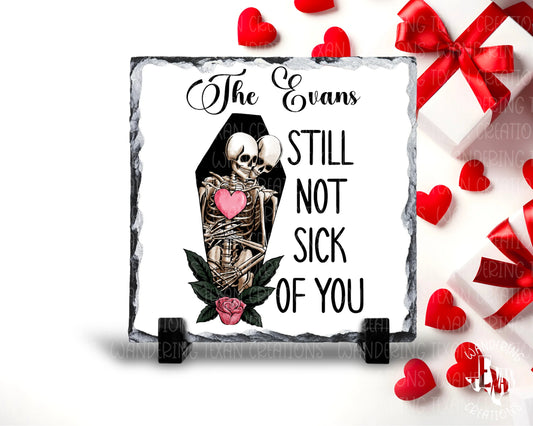 Display your family's unique surname with this quirky slate featuring a skeleton couple. The square shape adds a touch of modernity, while the sublimation process ensures a durable and vibrant design.